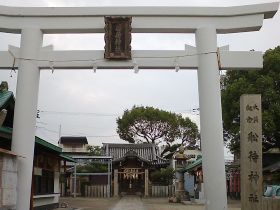 境内には、菅公腰掛石もあります。 境内には、菅公腰掛石もあります。